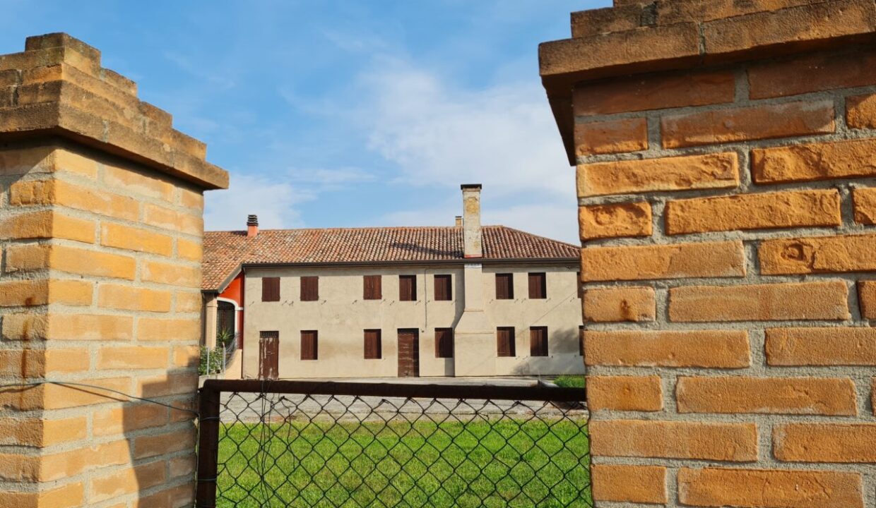 20 Gruppo Vela Conselve vista proprietà da cancello pedonale