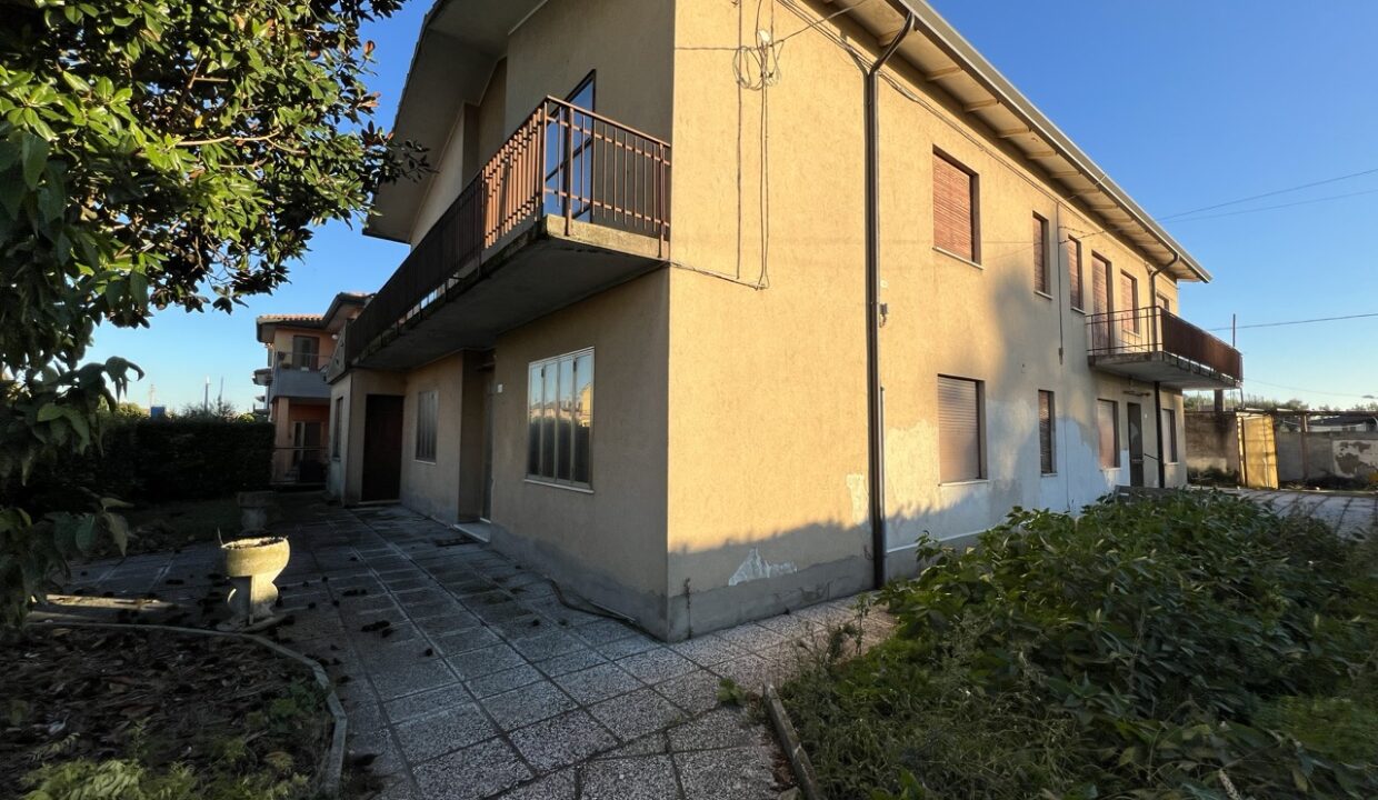 app 1 esterno verso ingresso abitazione