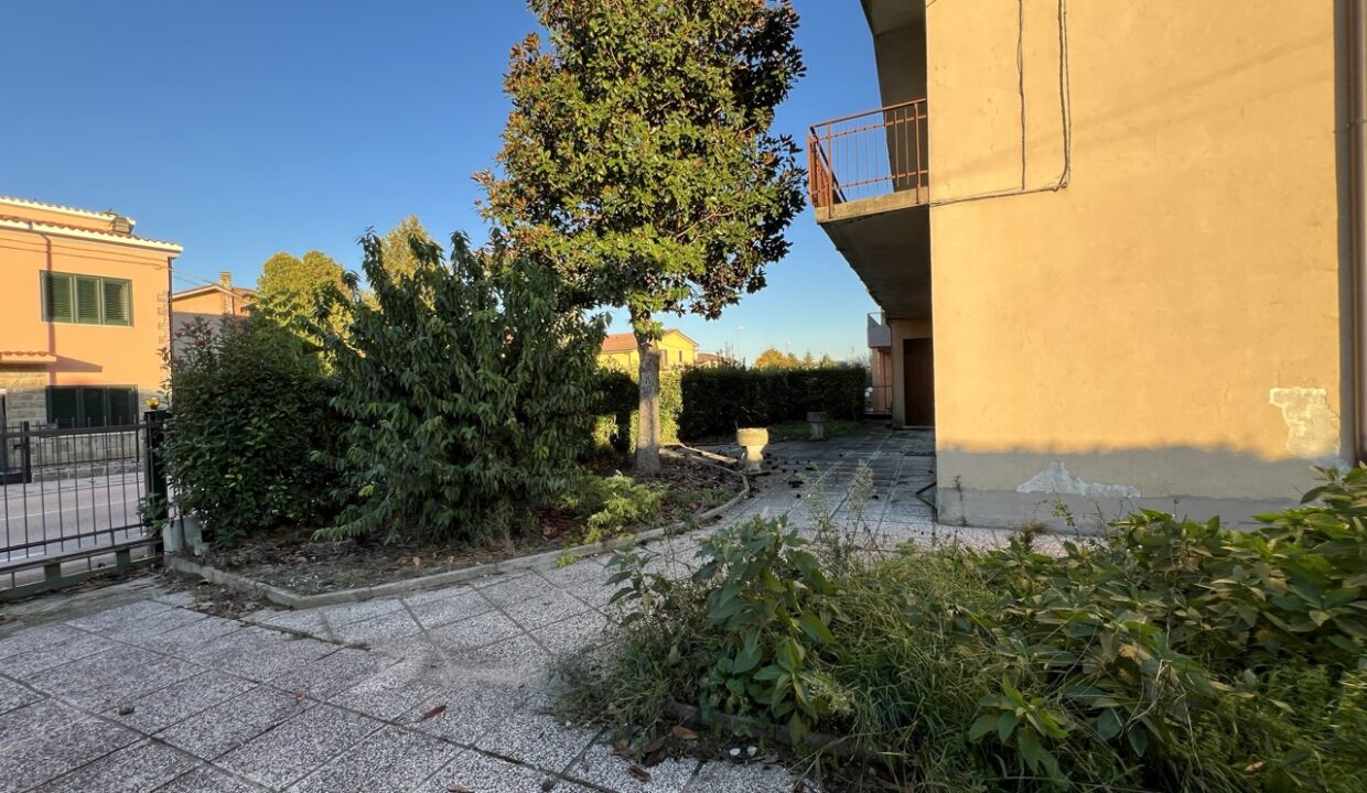 app 1 interno esterno giardino fronte abitazione
