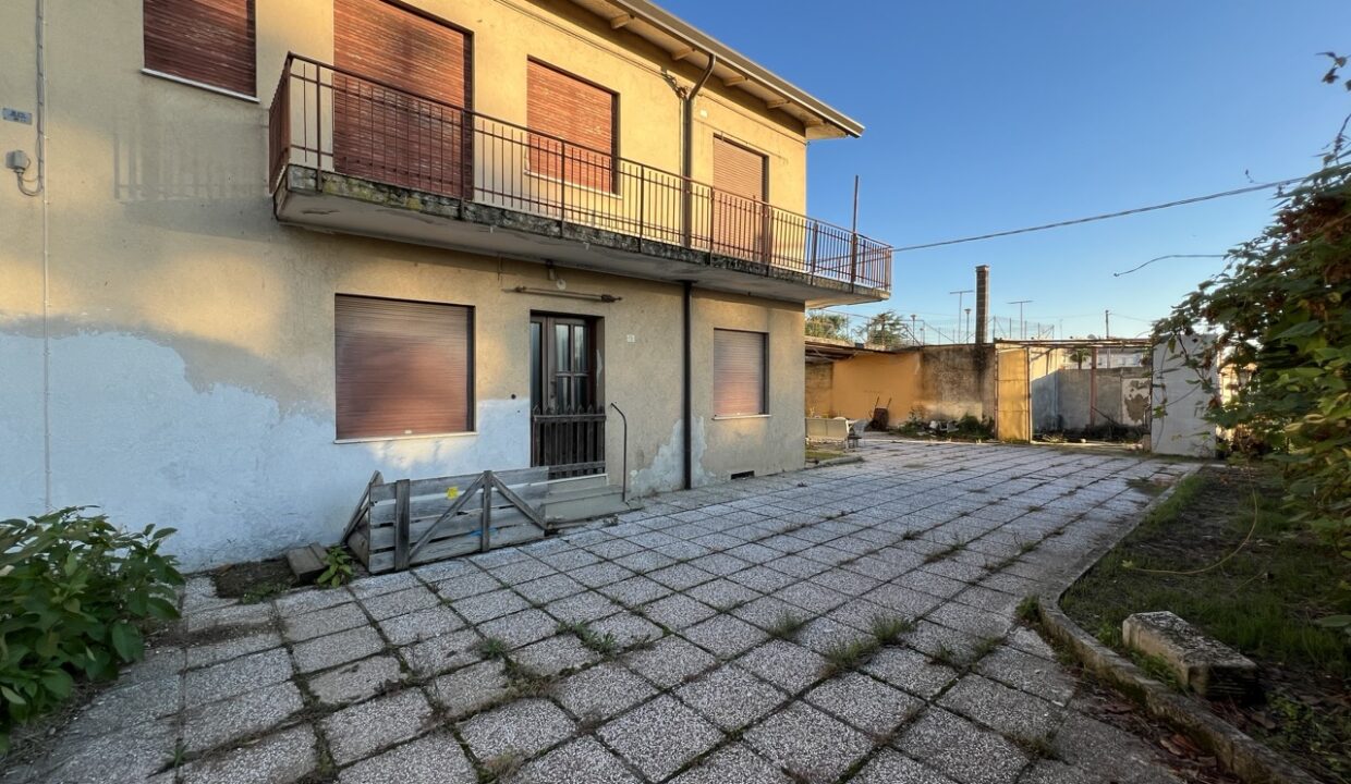 app 2 esterno verso ingresso abitazione