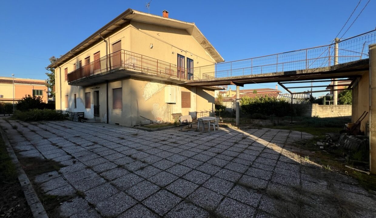 app 2 esterno verso tettoia