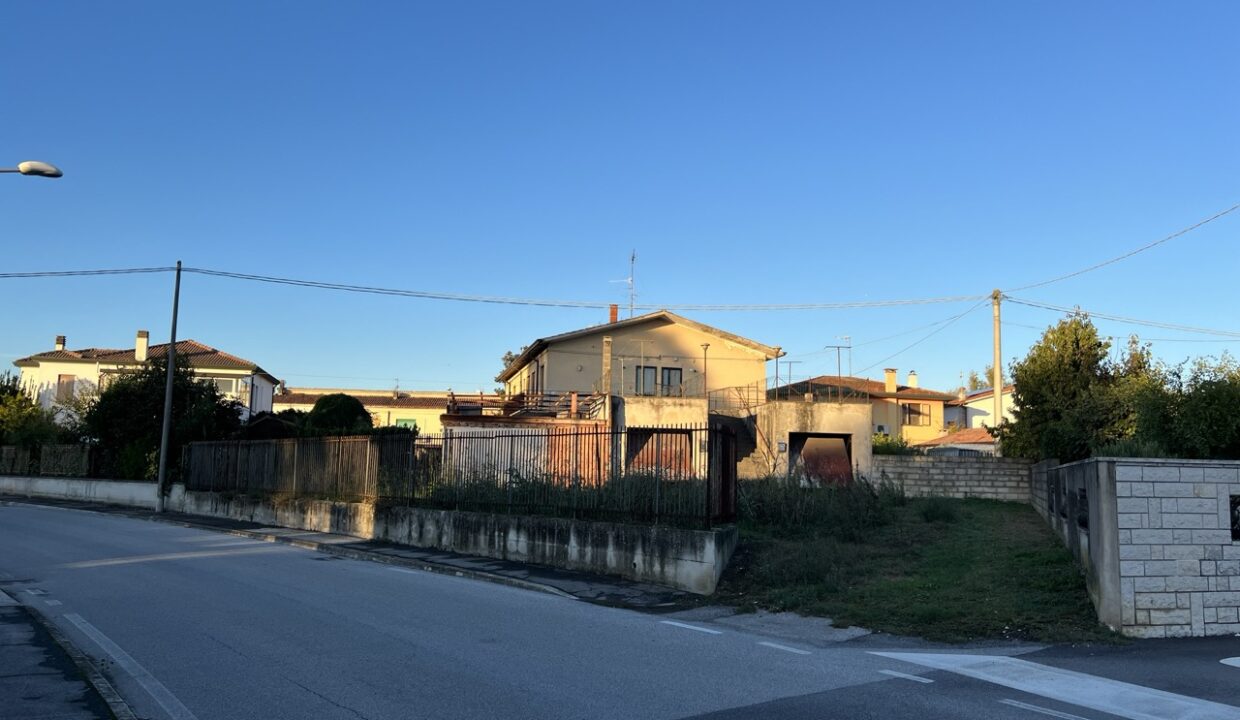 app 3 - 4 esterno accesso da strada 1