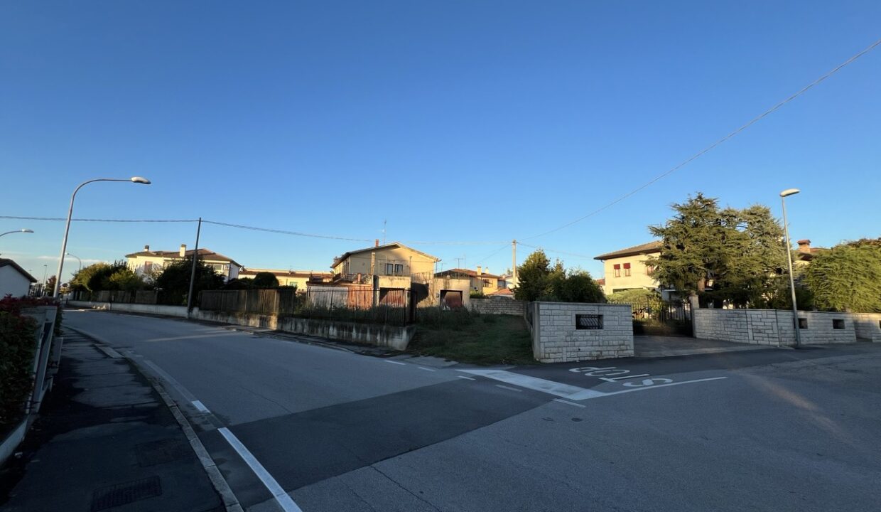 app 3 - 4 esterno accesso da strada 2