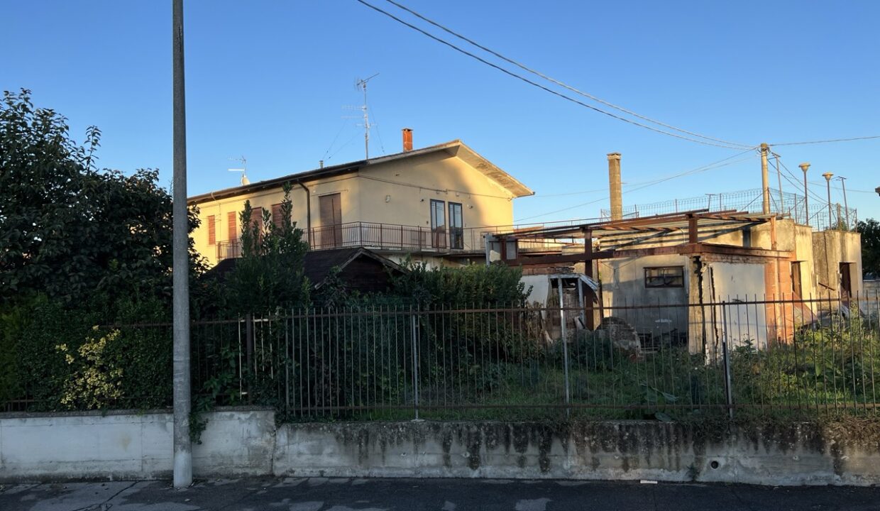 app 3 esterno da strada 1