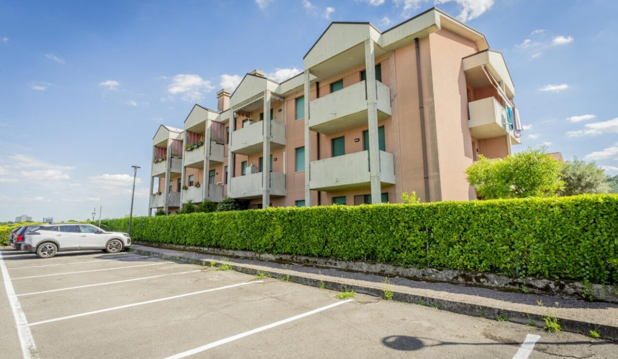 04 Vista posteriore condominio-posti auto
