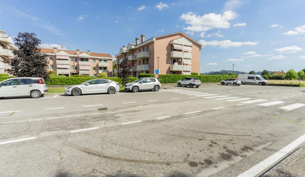 05 Vista condominio dalla strada