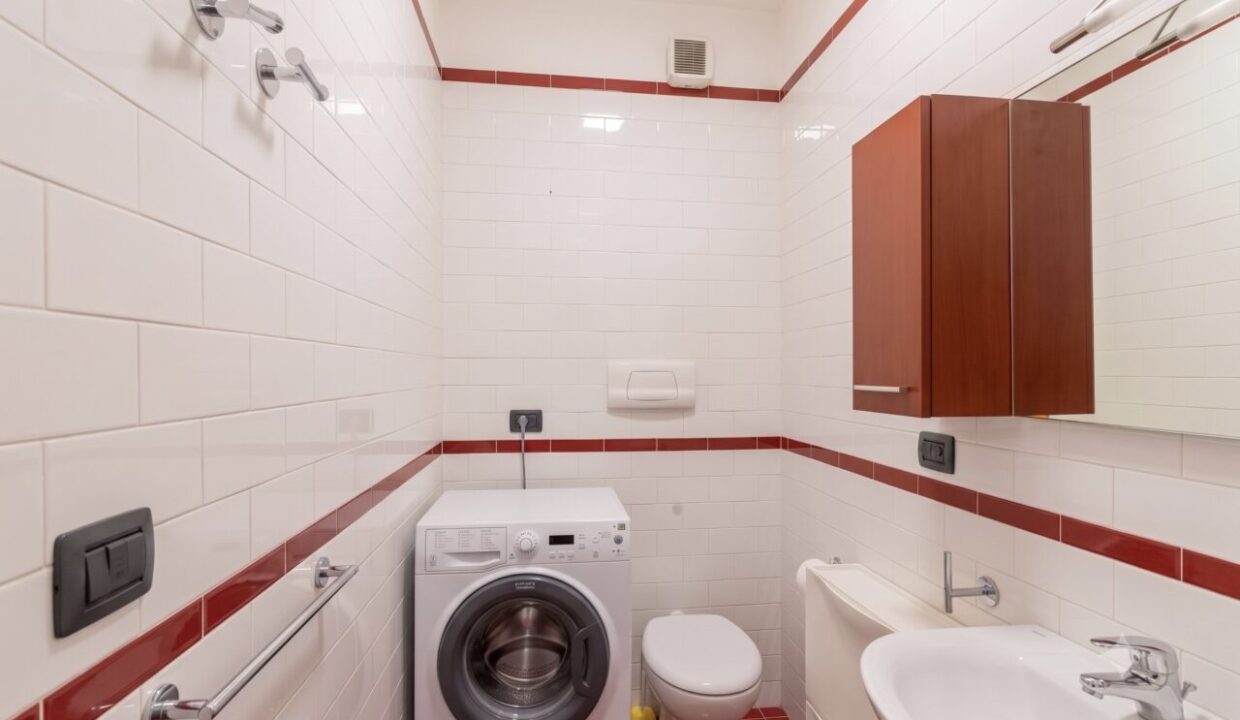 15 Bagno di servizio-ripostiglio