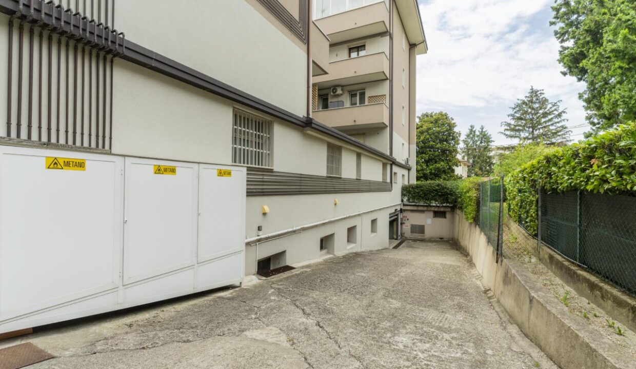 13 accesso garage