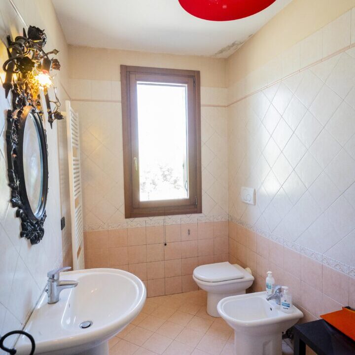 10 Bagno completo di doccia
