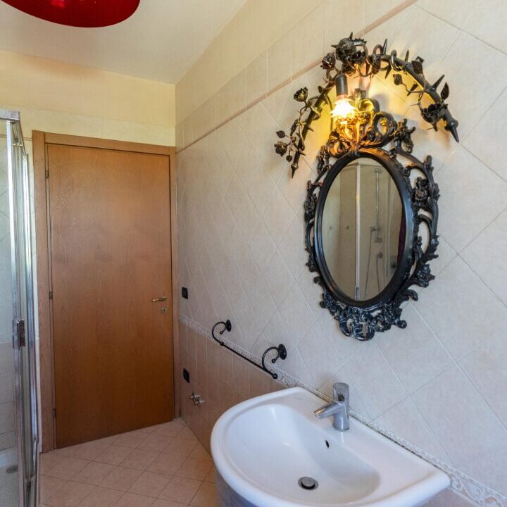 11 Bagno completo di doccia