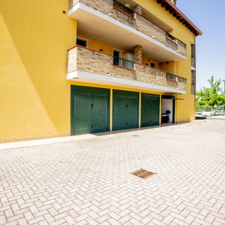 20 Vista esterna garage