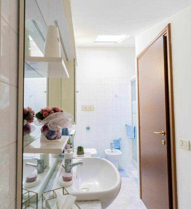 18 Bagno completo di doccia