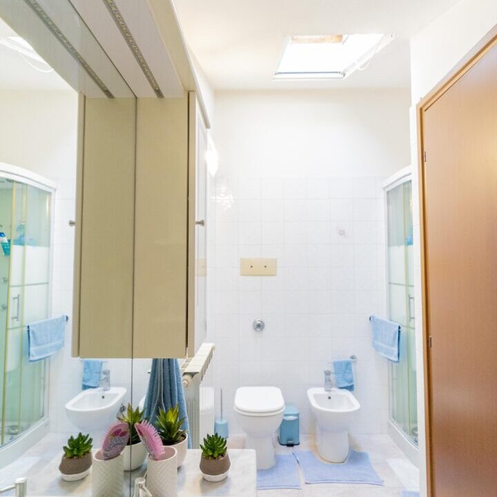19 Bagno completo di doccia