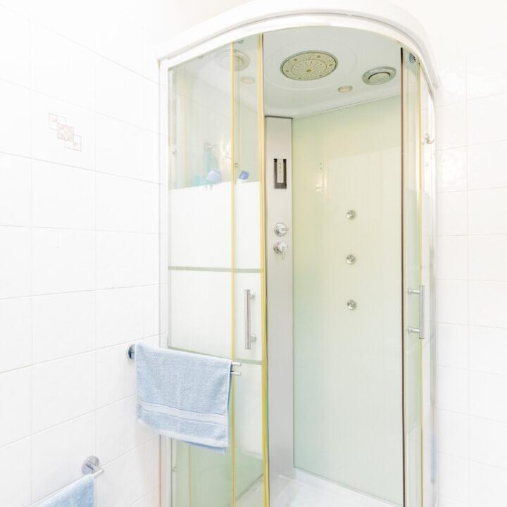 20 Bagno completo di doccia